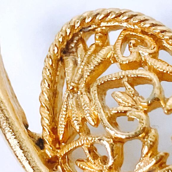 Vintage Gold Tone Filigree Leaf Butterfly Brooch Mid Century Delicate Jewelry - Picture 5 of 10